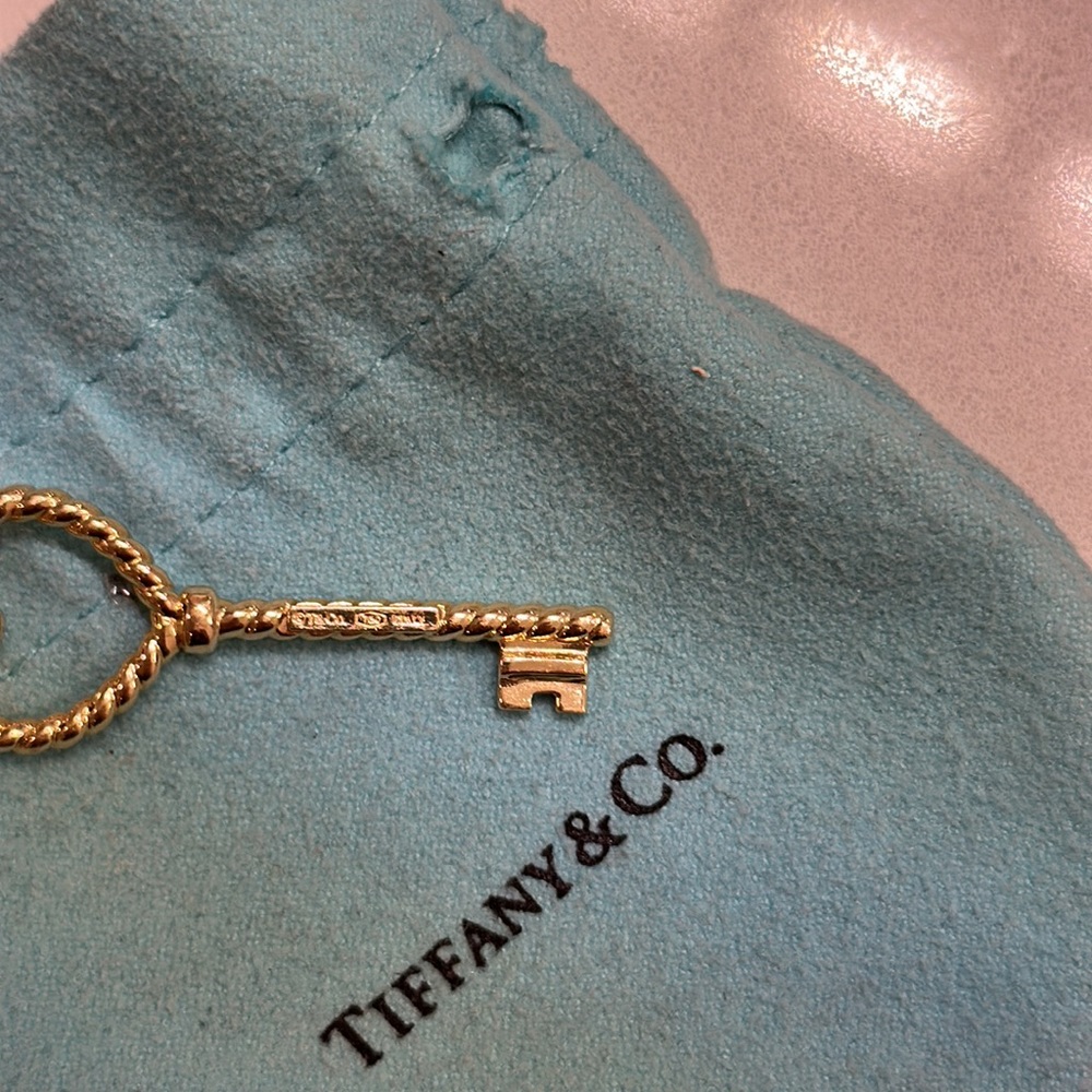 Authentic twisted heart key pendant charm in 18k gold - Picture 2 of 3